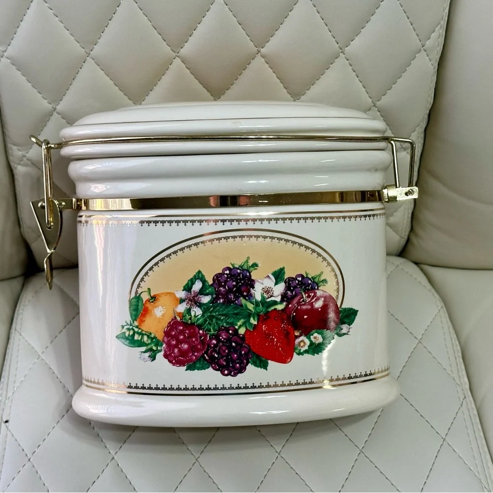 KNOTTS BERRY FARMS Vintage berry canister